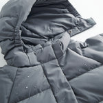 Dunjakkekrave and hættekant in dark gray with stitching and quilted filling.