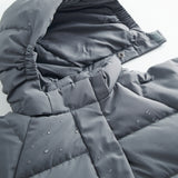 Dunjakkekrave and hættekant in dark gray with stitching and quilted filling.