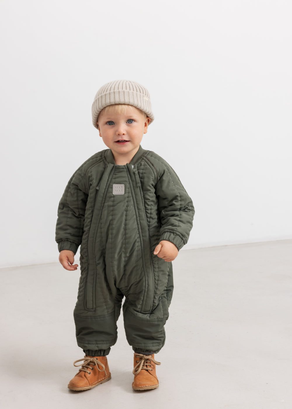 Jumpsuit in dark olive with zipper, full-body suit and ribbed edges on legs and sleeves.