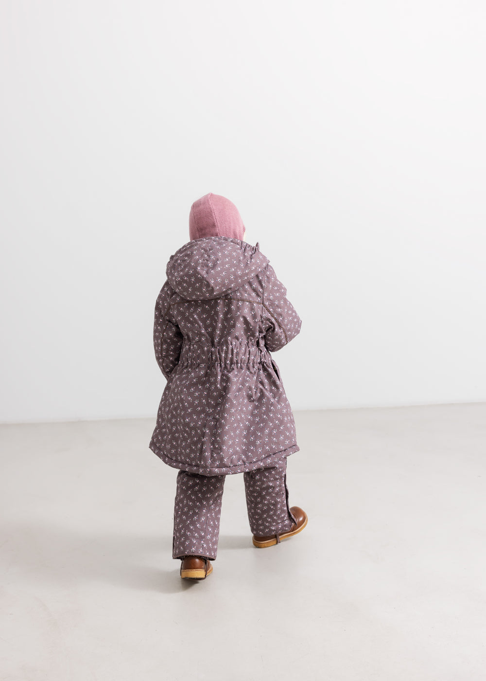 Winter jacket with hood and floral pattern, dark purple; drawstring at the waist.