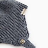 Grey stripe: label and button on the folded ear pocket