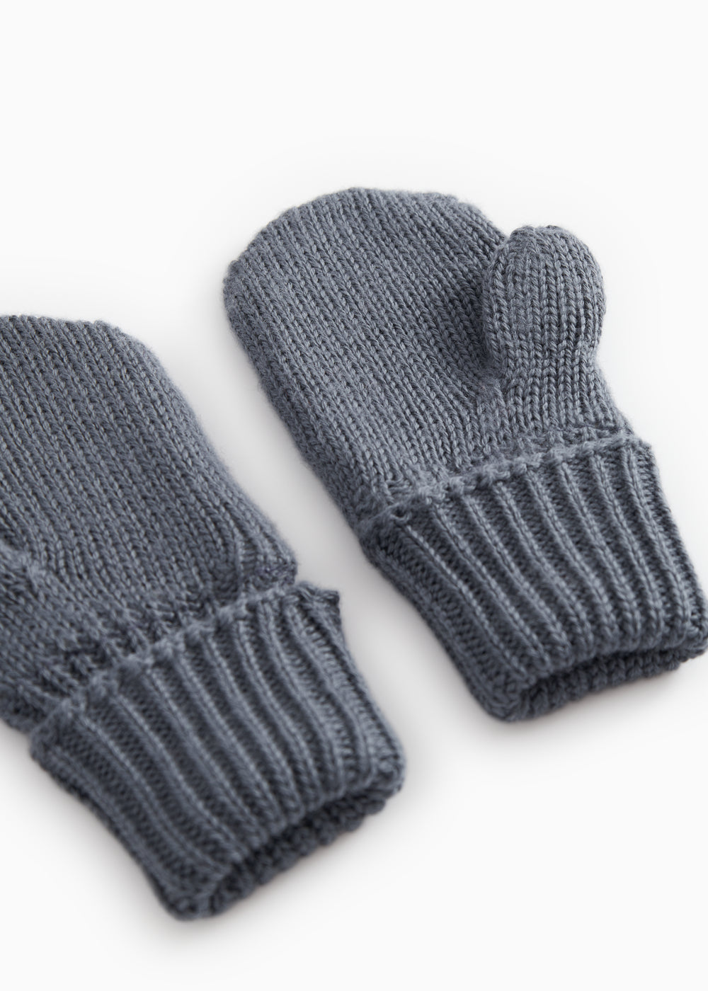 Knitted gloves in dark gray with ribbing at the wrists