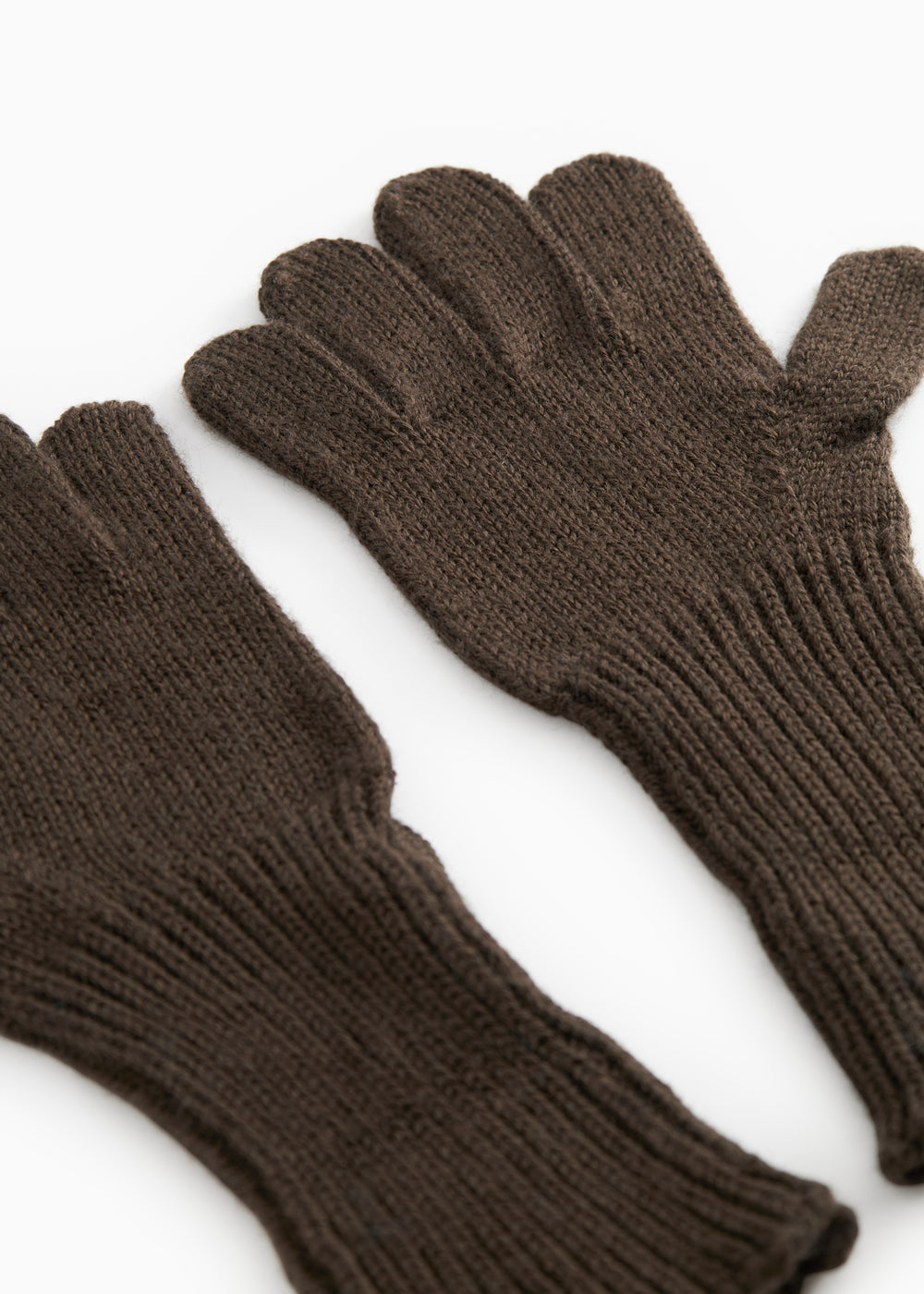Leather gloves in dark brown with ribbed cuff and thumb.