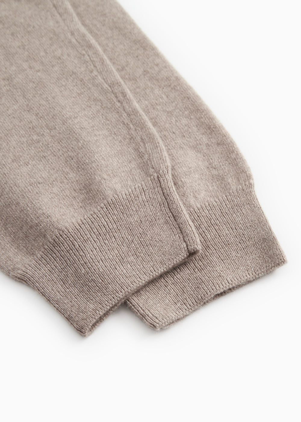 Peno cargo pants in alpaca melange, close-up of the ribbed edge at the leg opening.