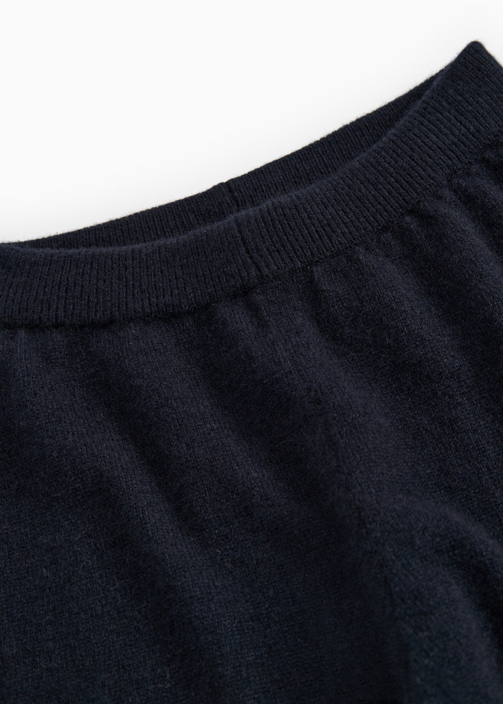 Indigo Kashmir trousers with ribbed elastic lining and smooth surface.