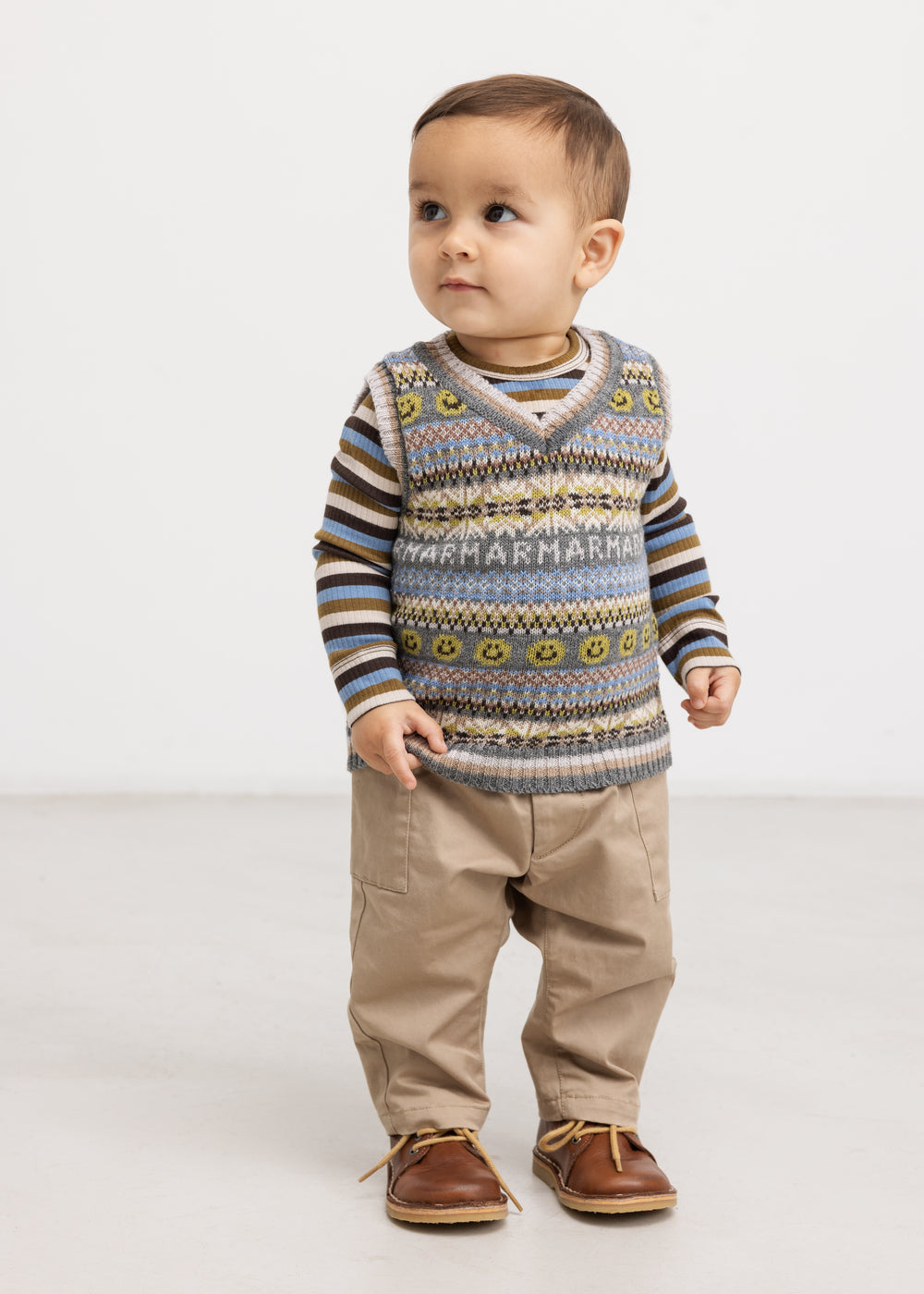 Gray cotton pleated pants for children, elastic waist and wide legs.