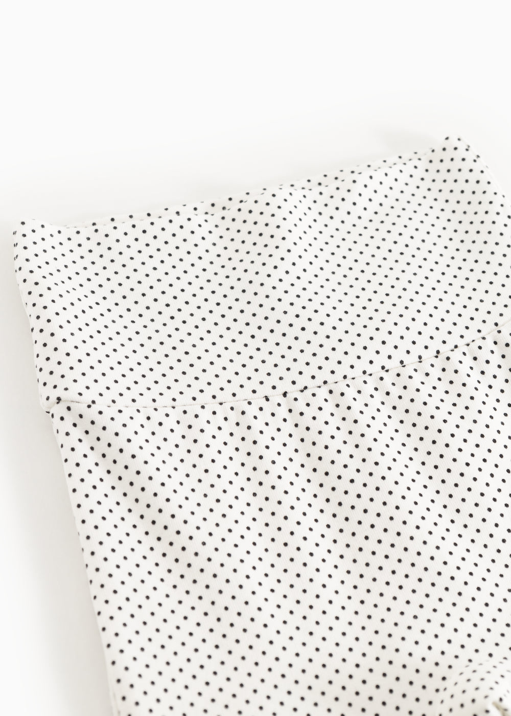 Baby tights with small black dots, tight leg cut and seams