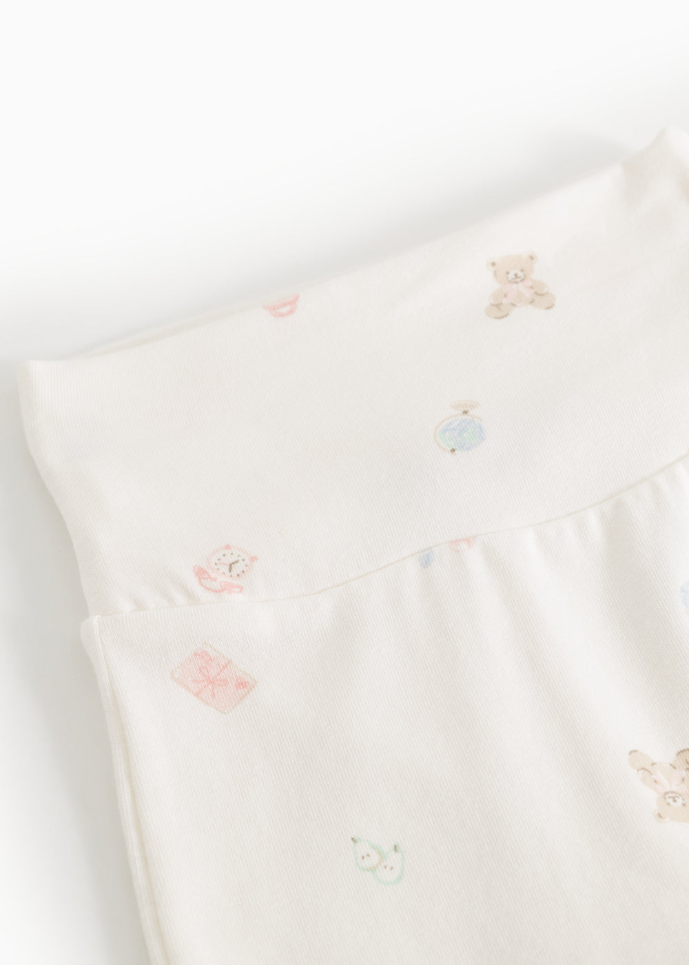 Piva baby shorts: close-up of elastic waistband and small pastel animal print.