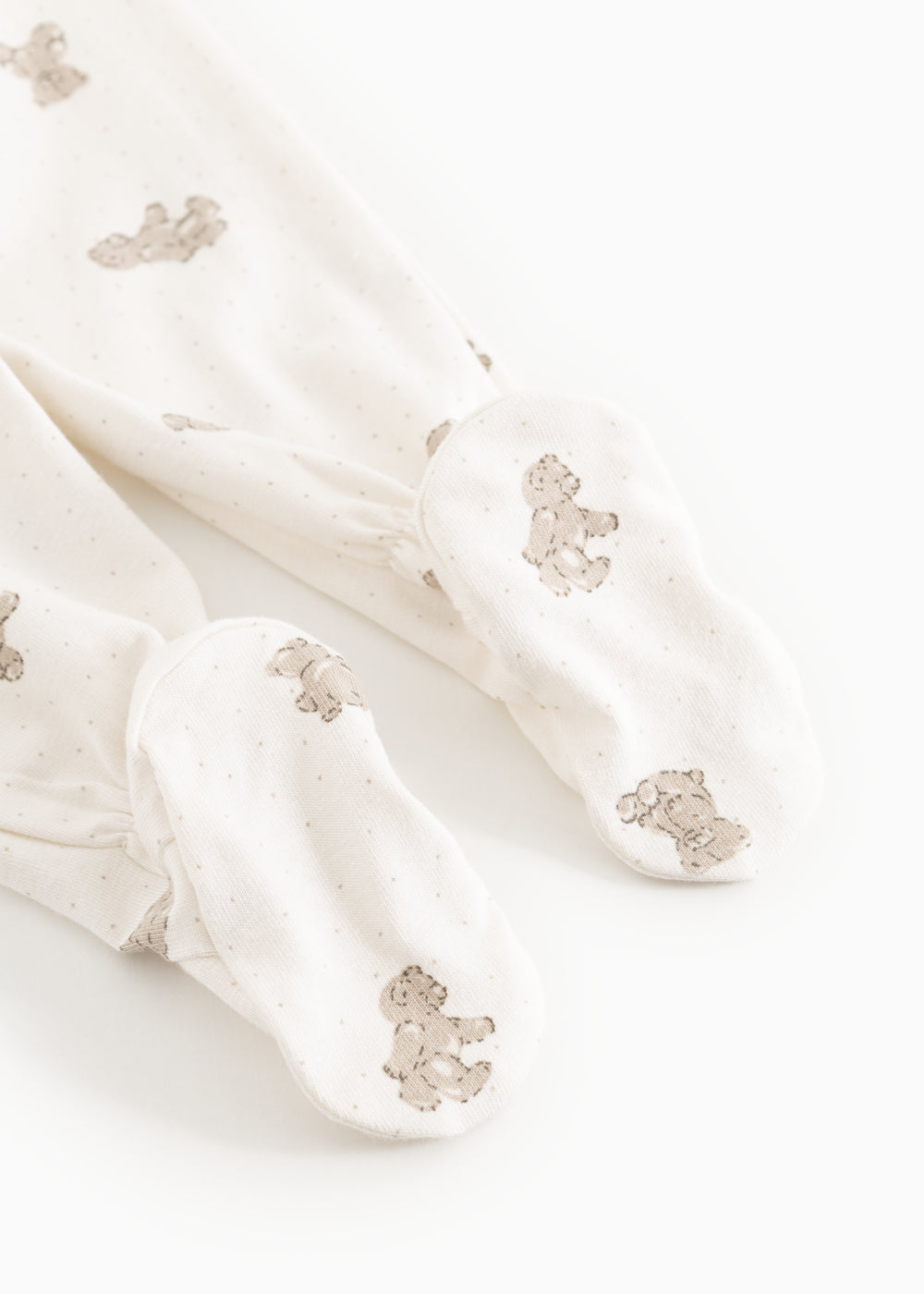 Baby tights with teddy bear print and elastic cuffs at the ankles.