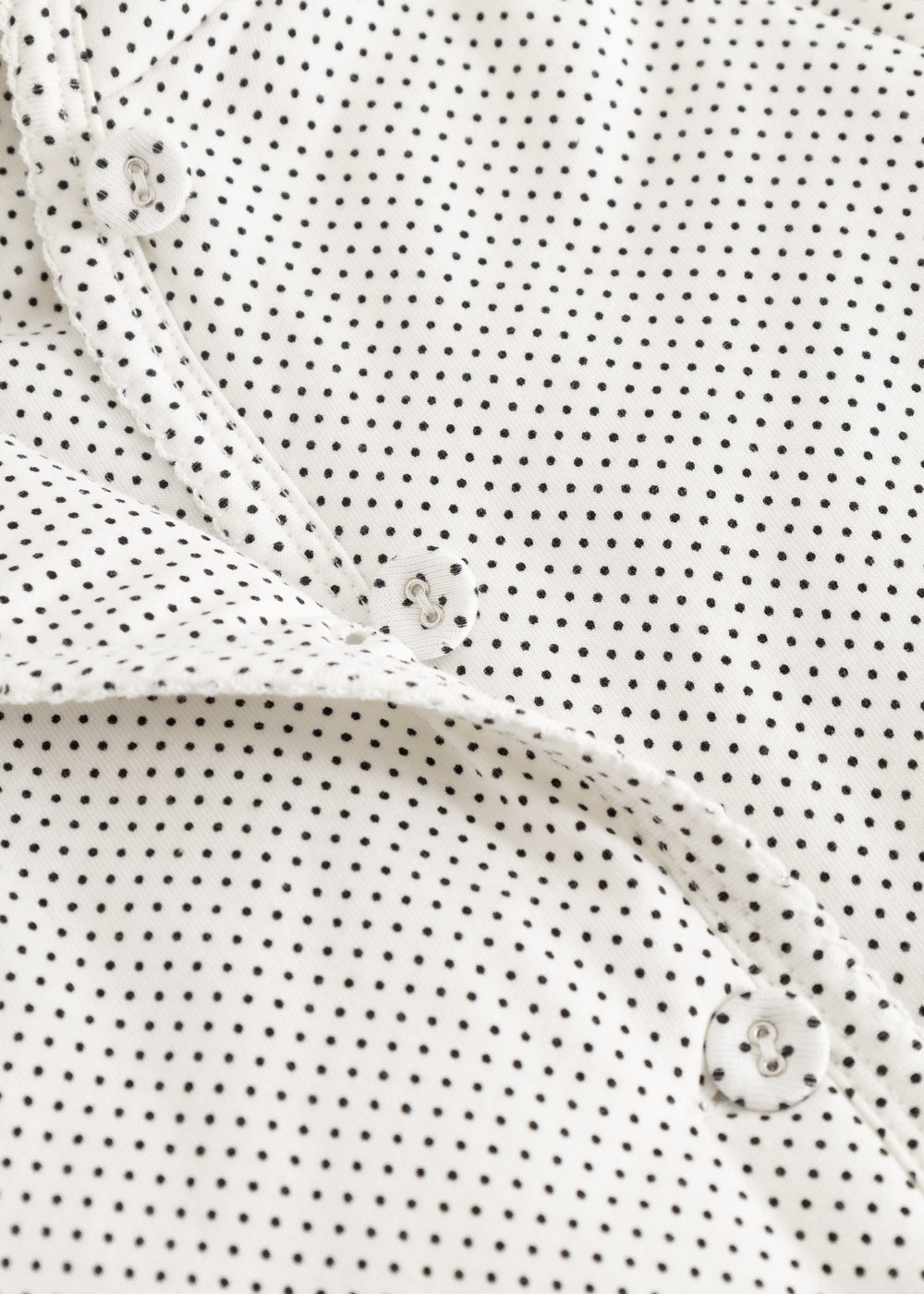 Rexa dress with small black dots, snap closure and white collar