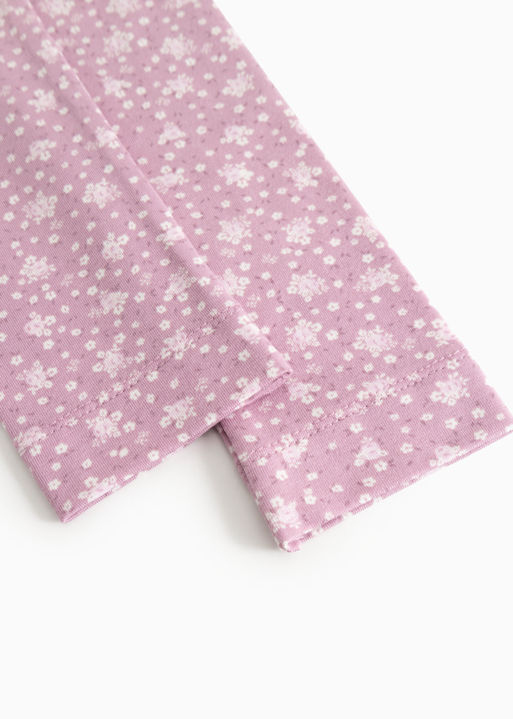 Pink leggings with small floral print and slim leg ending.