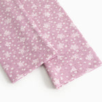 Pink leggings with small floral print and slim leg ending.
