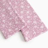 Pink leggings with small floral print and slim leg ending.