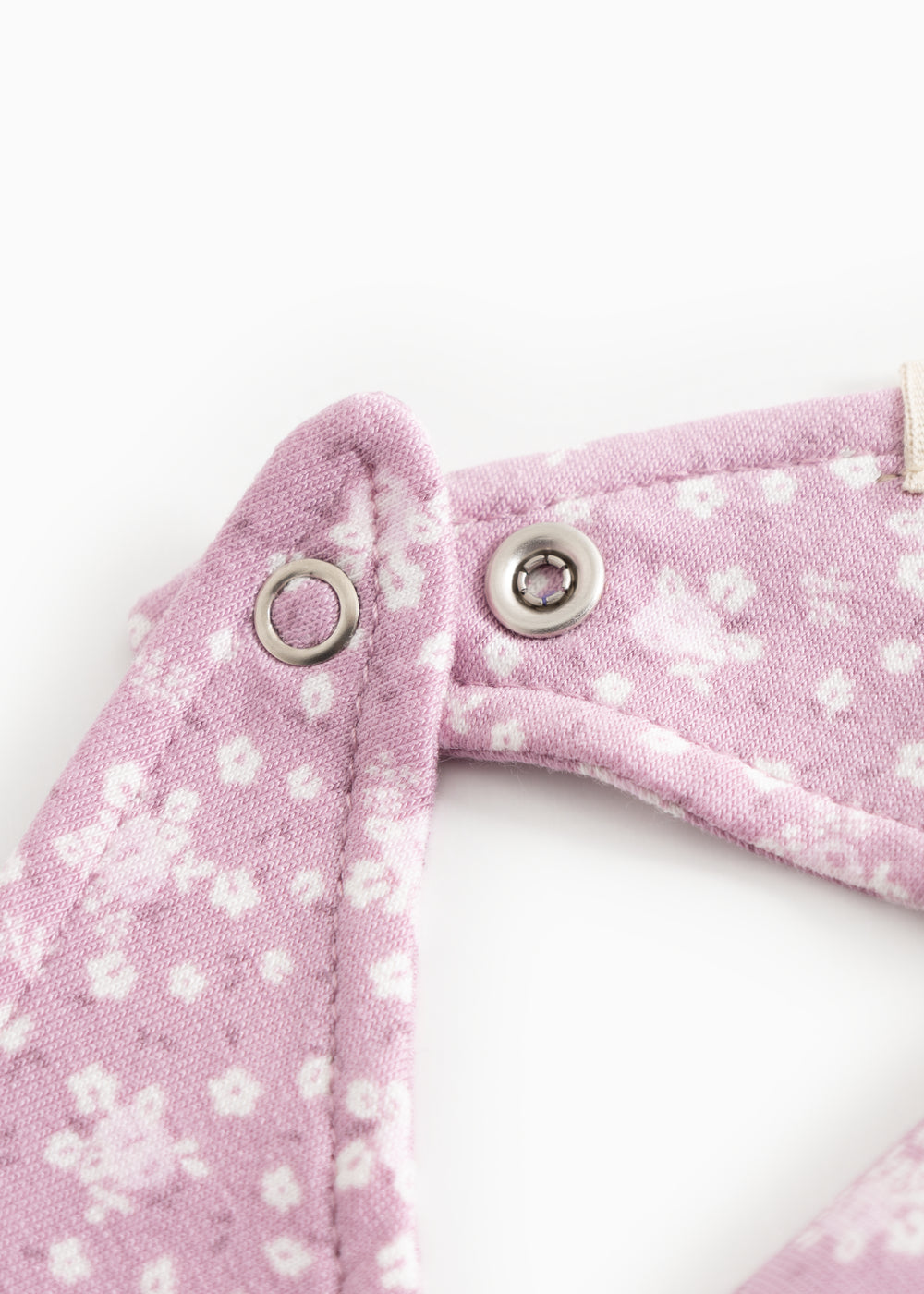 Strap with pink fabric and white pattern with push buttons