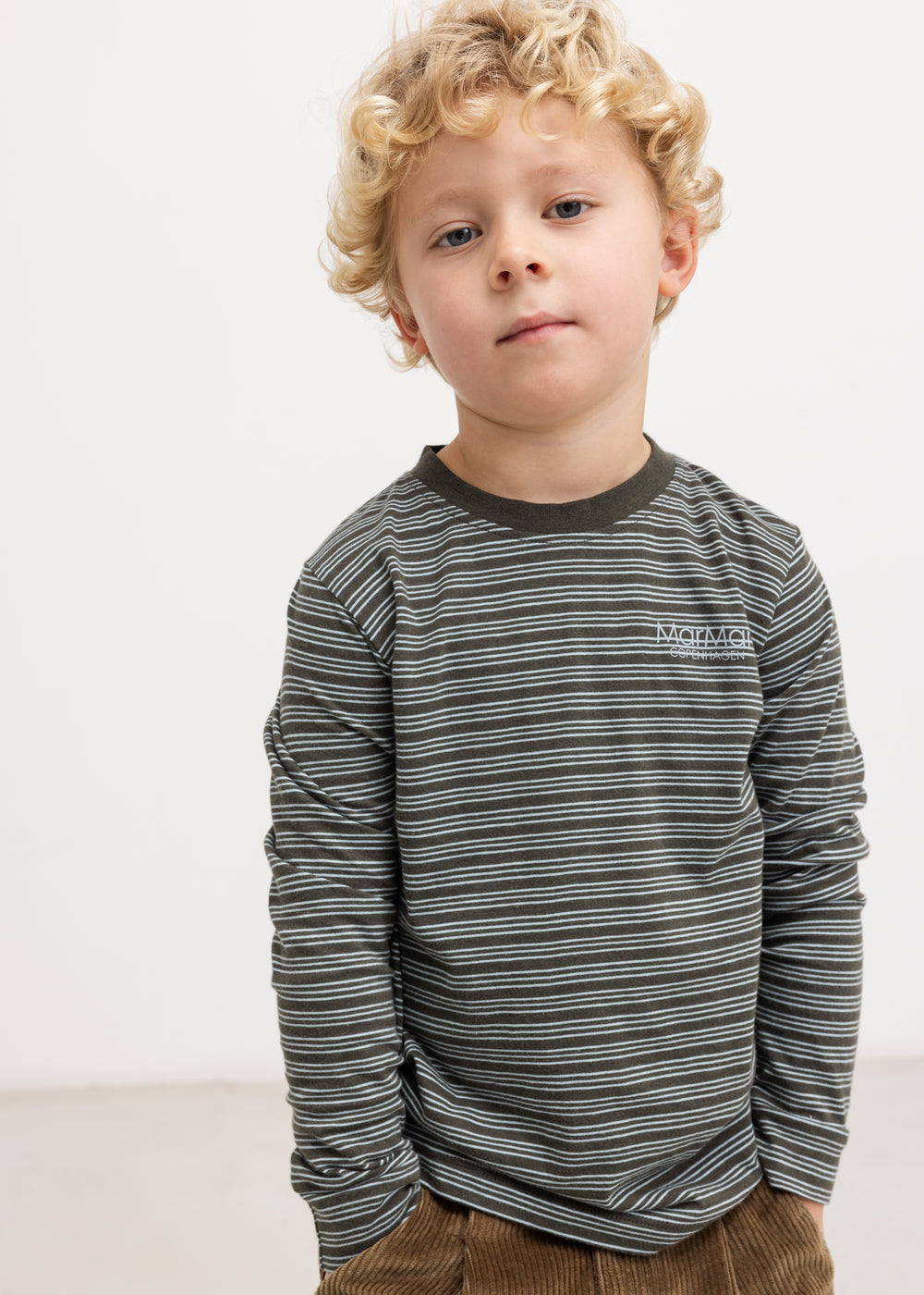Striped blouse with long sleeves in dark gray and light stripes, round neck for the child