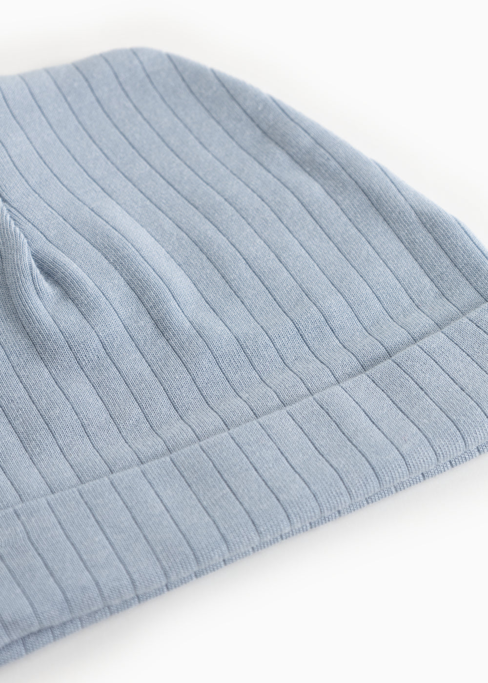 Blue ribbed knit hoodie, close fit, folded edge.