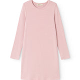 Pink evening dress with long sleeves and round neck, smooth rib structure.
