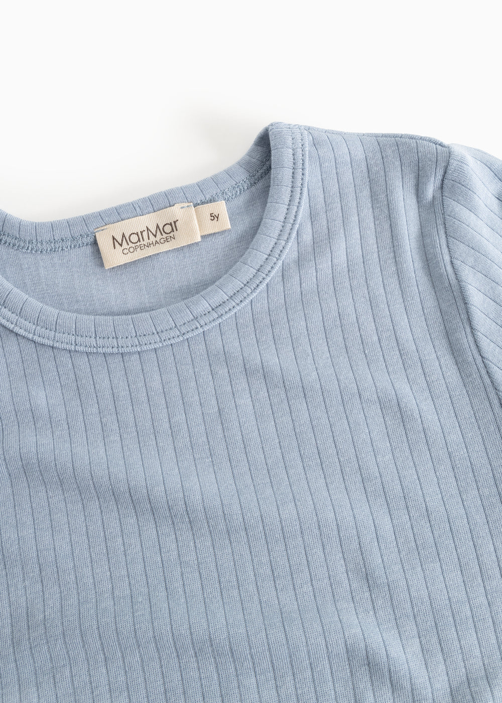 Blue evening dress with collar and neckline, featuring a brand tag and ribbed pattern.
