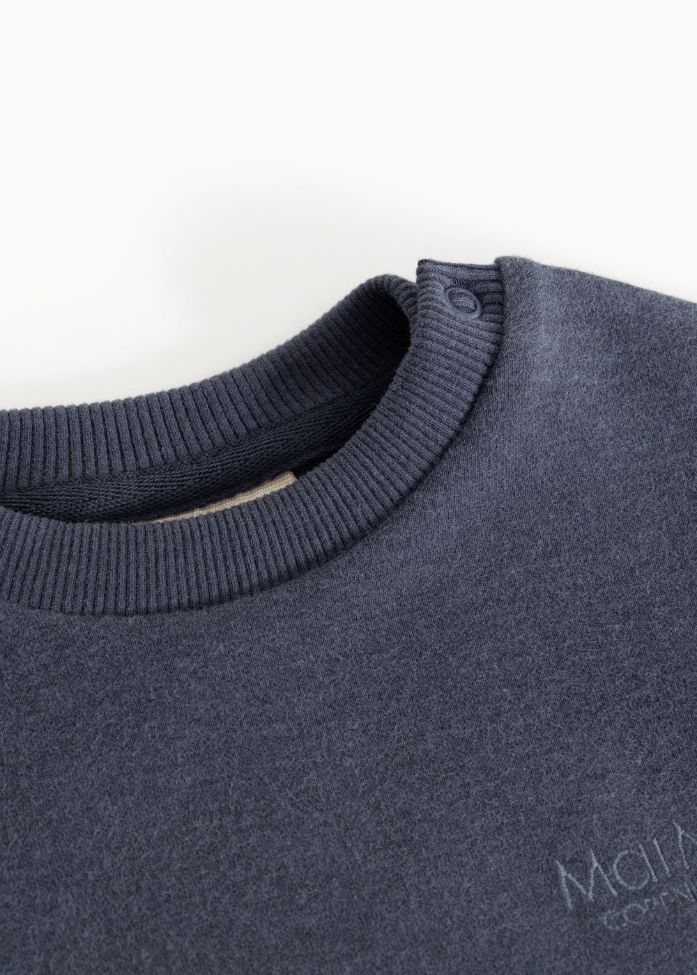 Round neckline with ribbed edge on dark navy blouse