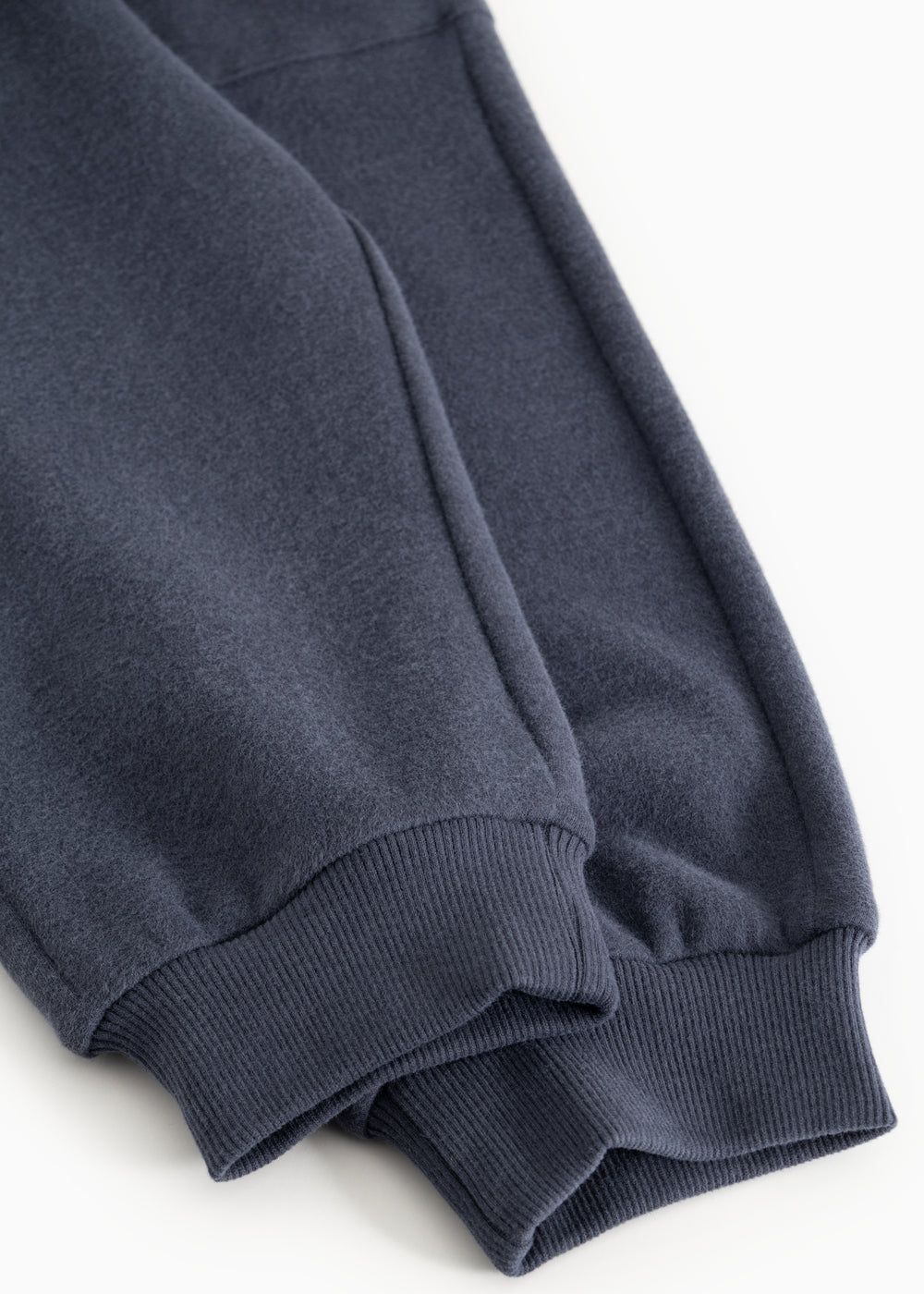 Inkblue pants legs with ribbed cuff at the ankle and side pocket.
