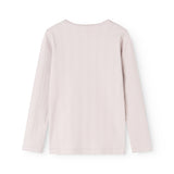 Kids T‑shirt in light purple with crew neck and long sleeves on the back.