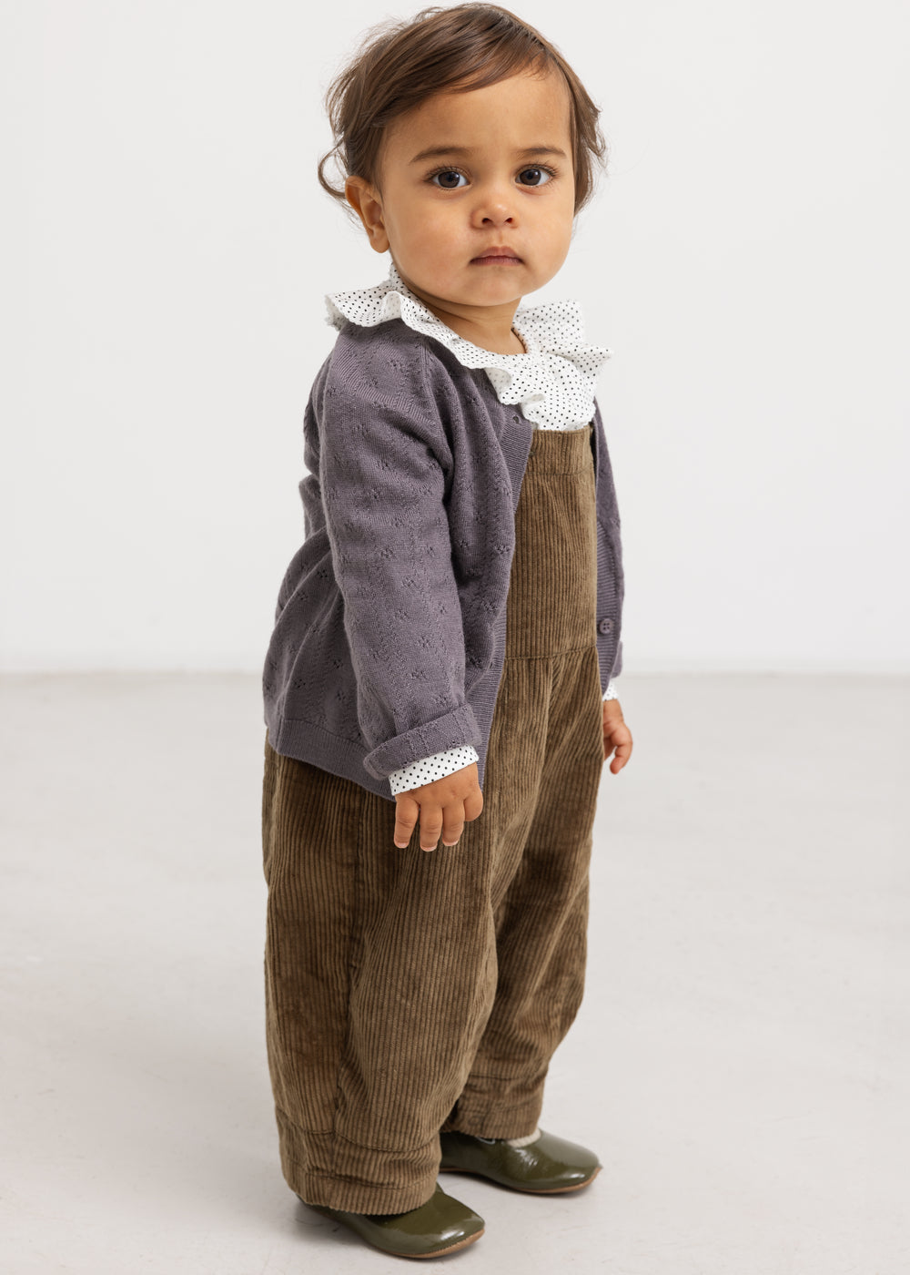 Dark purple knitted cardigan with button closure for the child, long-sleeved.
