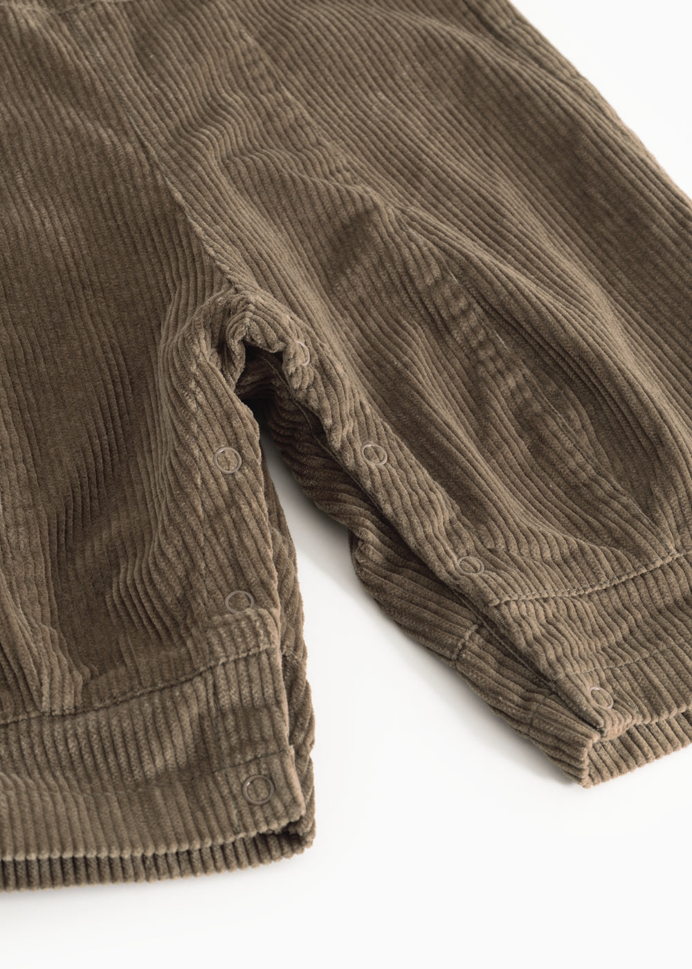 Riri B trousers with side seams and a raised edge in dark brown.