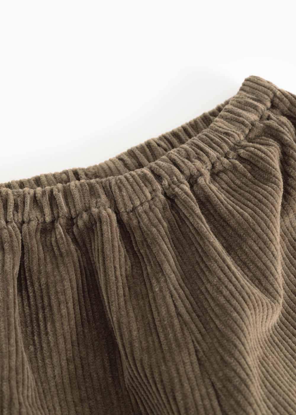 Baby bodysuits: tight cut of creased elastic lining in dark brown velvet.