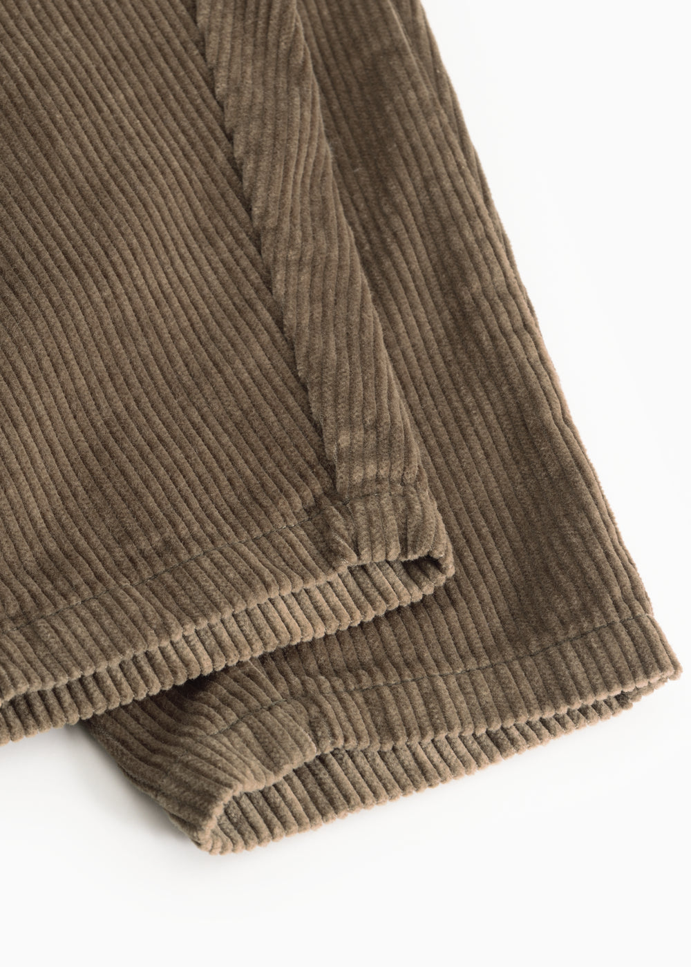 Baby pants in dark brown velvet with ribbed cuffs at the leg ends.