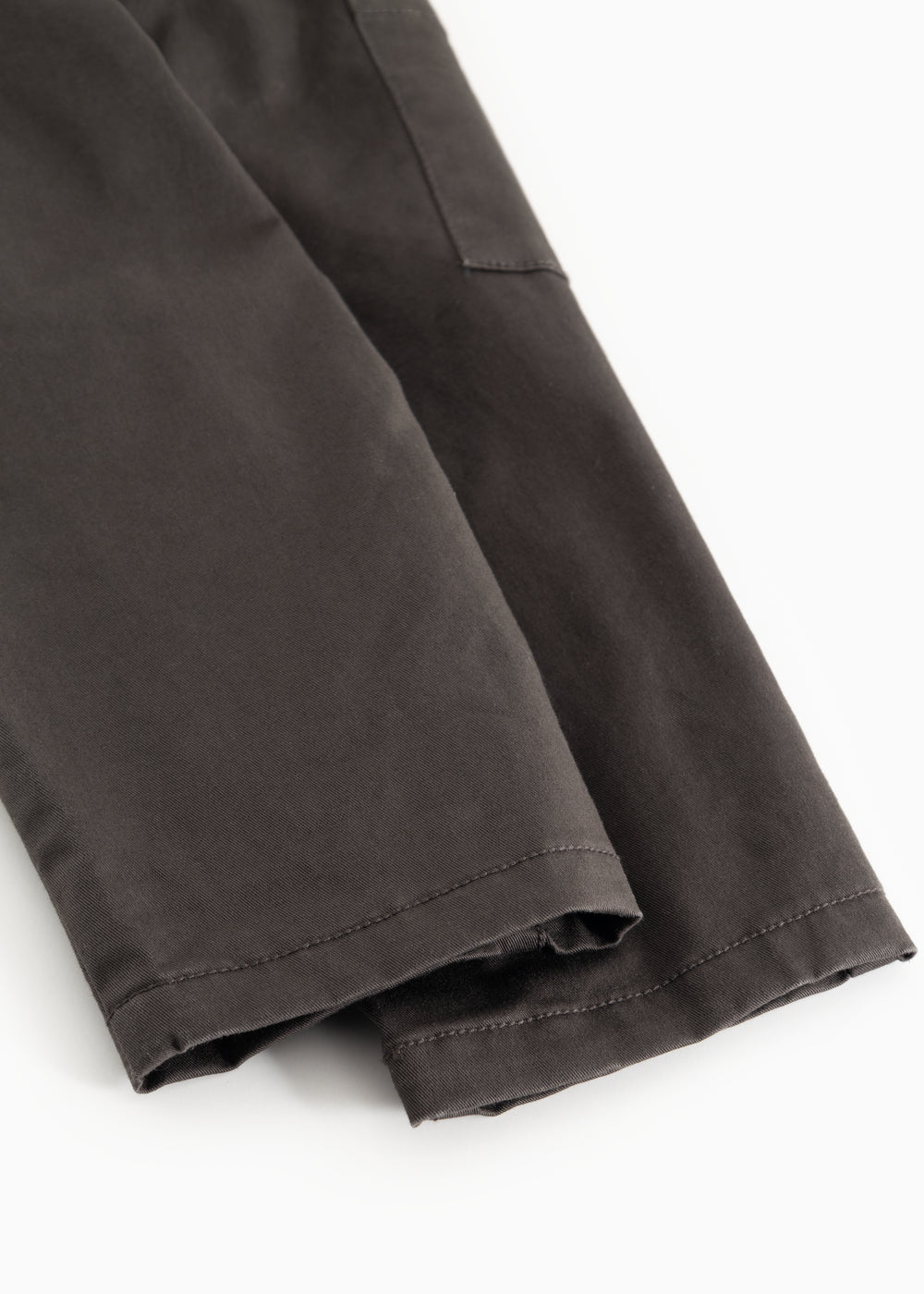 Pants Polle - Raven with straight legs and visible contrast stitching at the pant hem