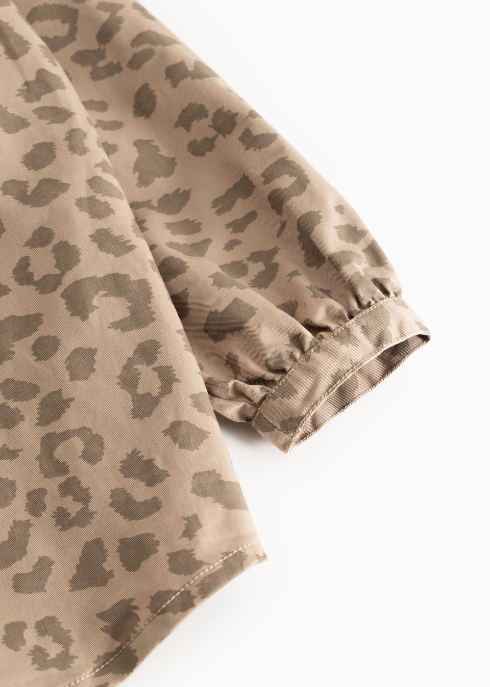 Sand-colored children's dress with leopard print and elastic sleeve edge