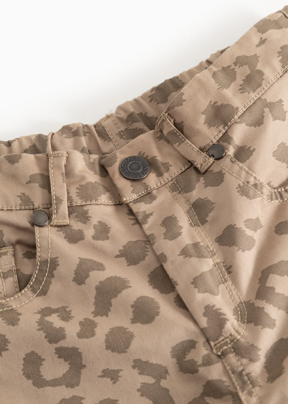 Pants with hot leo print, button and adjustable strap at the waist.