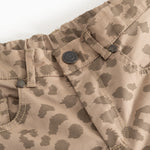 Pants with hot leo print, button and adjustable strap at the waist.