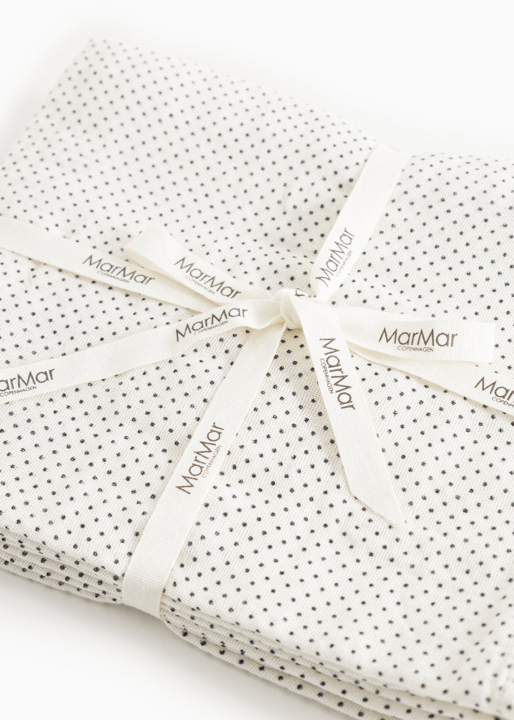Dustproof bundle with straps and MarMar logos, small black dots on white background