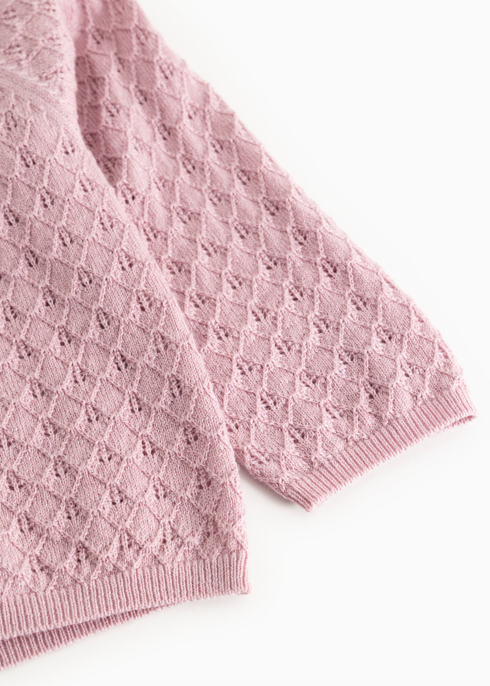 Pink baby knit cardigan with a fine pattern and ribbed hem, as well as at the sleeves.