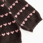 Sort strikbluse med lyserøde hjerter og ribkant ved ærmerne

Black knit blouse with pink hearts and ribbed cuffs.