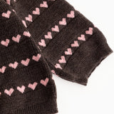 Sort strikbluse med lyserøde hjerter og ribkant ved ærmerne

Black knit blouse with pink hearts and ribbed cuffs.
