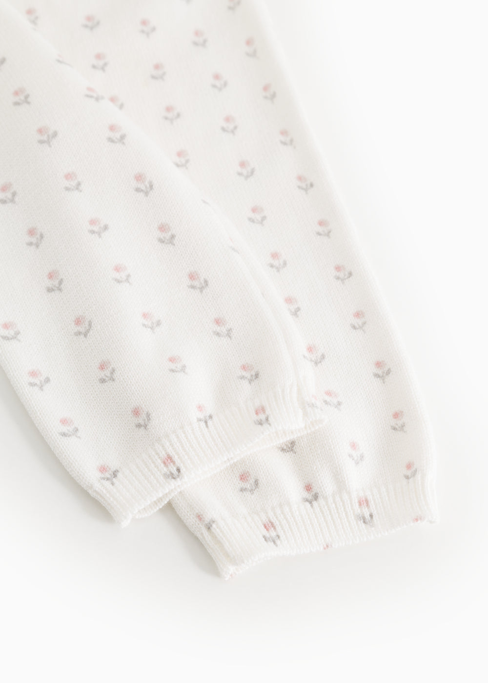 Elastic rib-closed leggings with small floral pattern at the bottom.