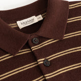 Details of the striped polo: ribbed, buttons and beige stripes on a dark background.