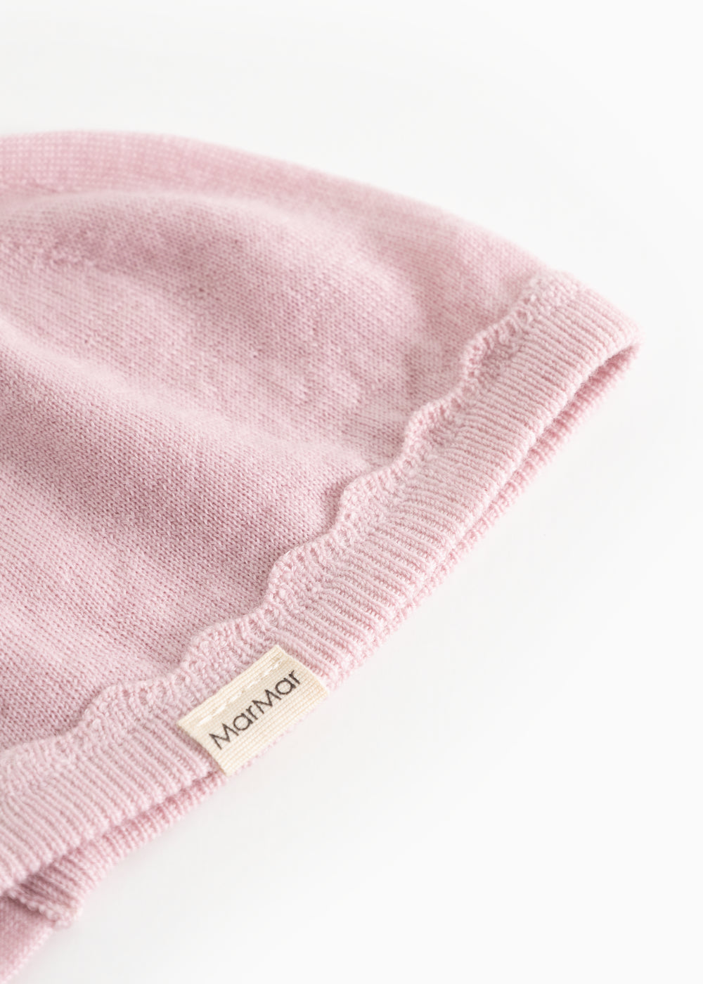 Pink striped hat in knit with wavy rib edge and side label.