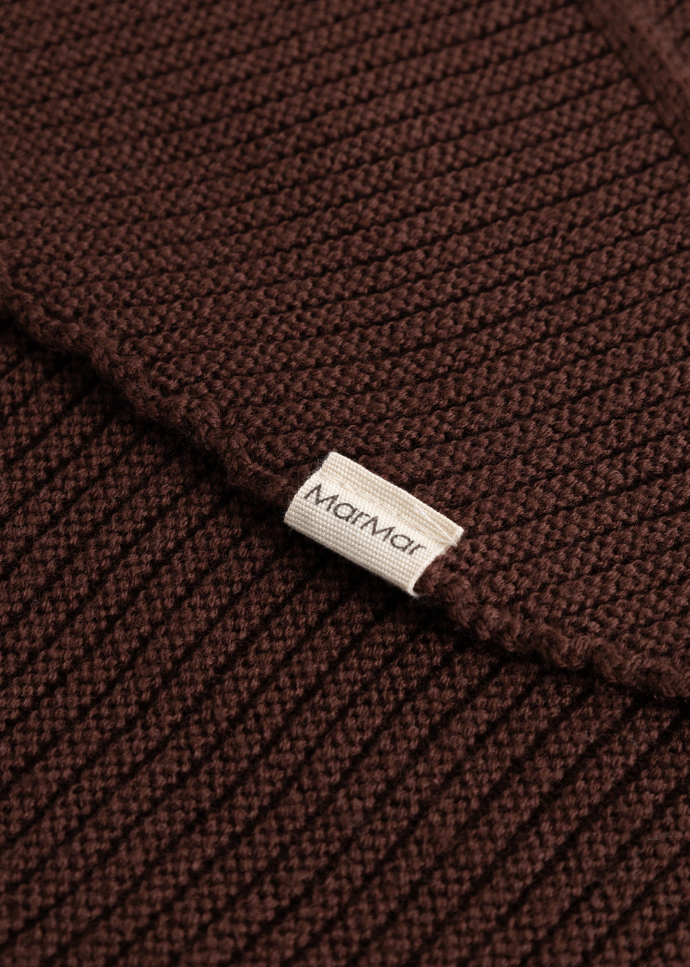 Dark wine-red knitted scarf with Marmar label.