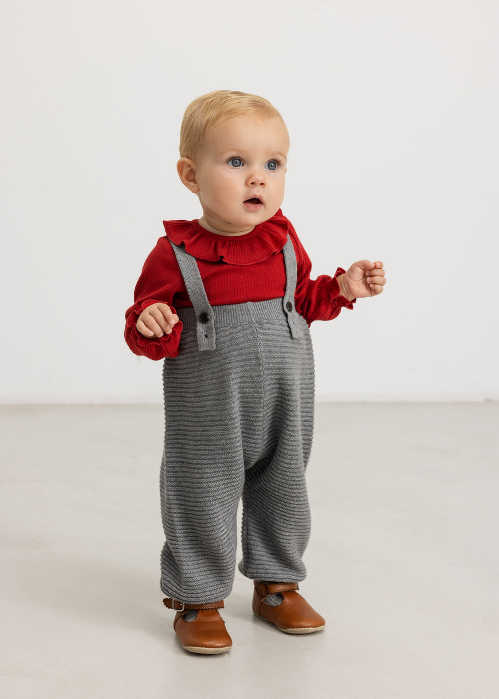 Gray melange suspenders pants with button closure and ribbed cuffs at the legs