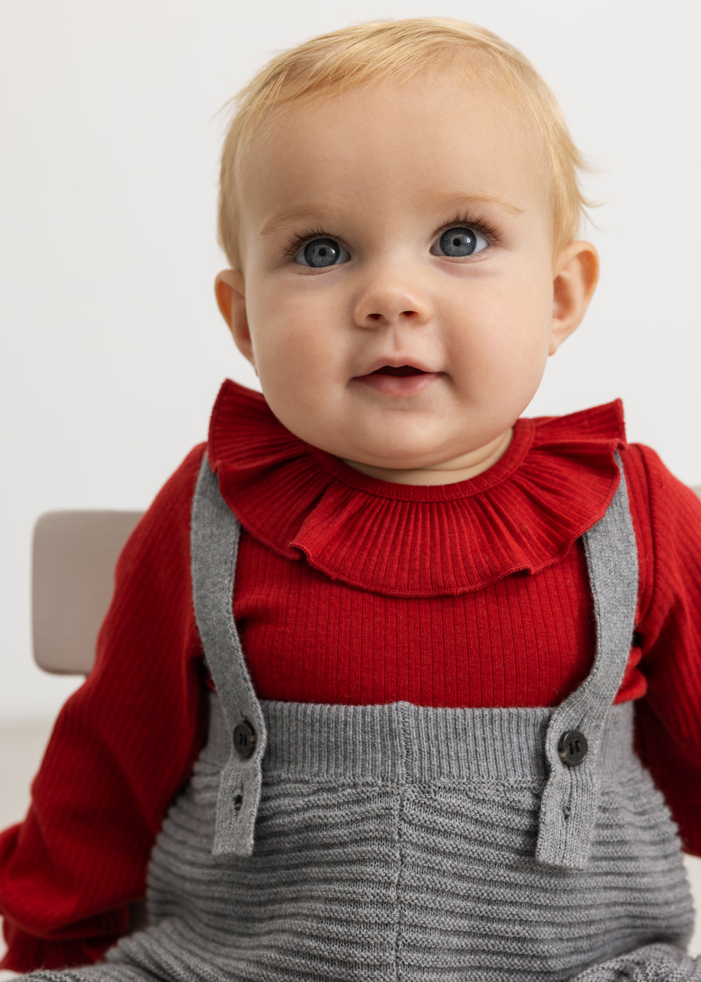 Gray melange knitted suspenders with buttons and gathered chest piece