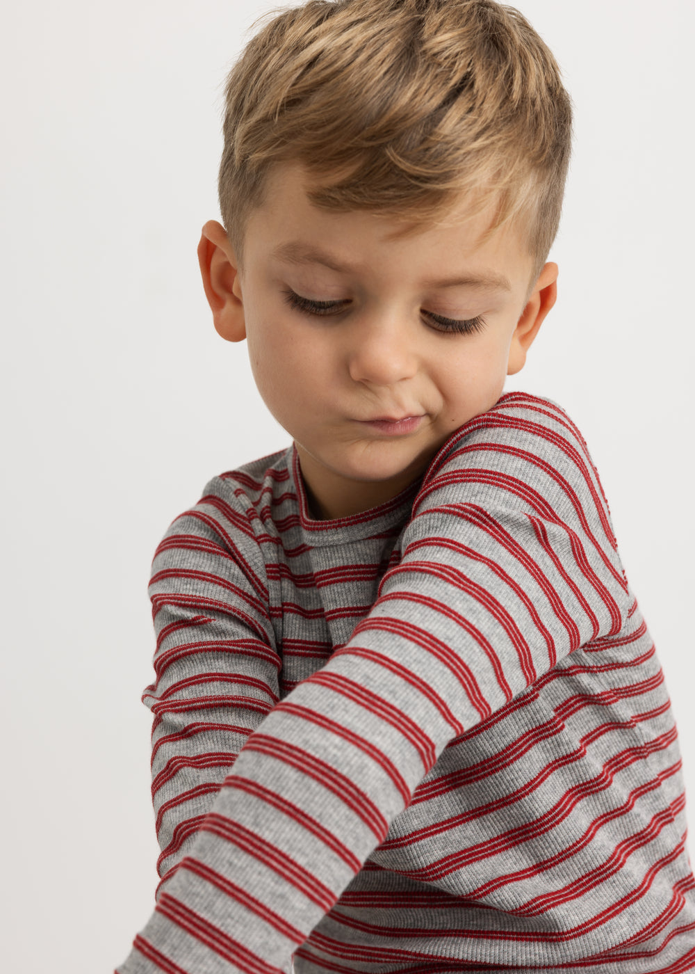 Tani long-sleeved T-shirt with gray base and red stripes, round neck and long sleeves