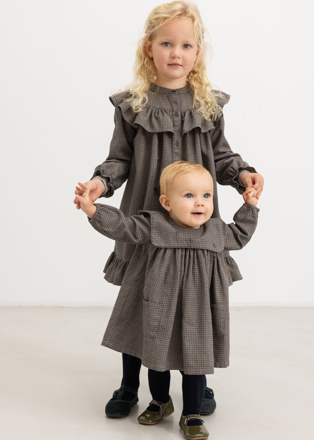 Houndstooth dress with wide ruffle collar and gathered skirt in brown-blue check