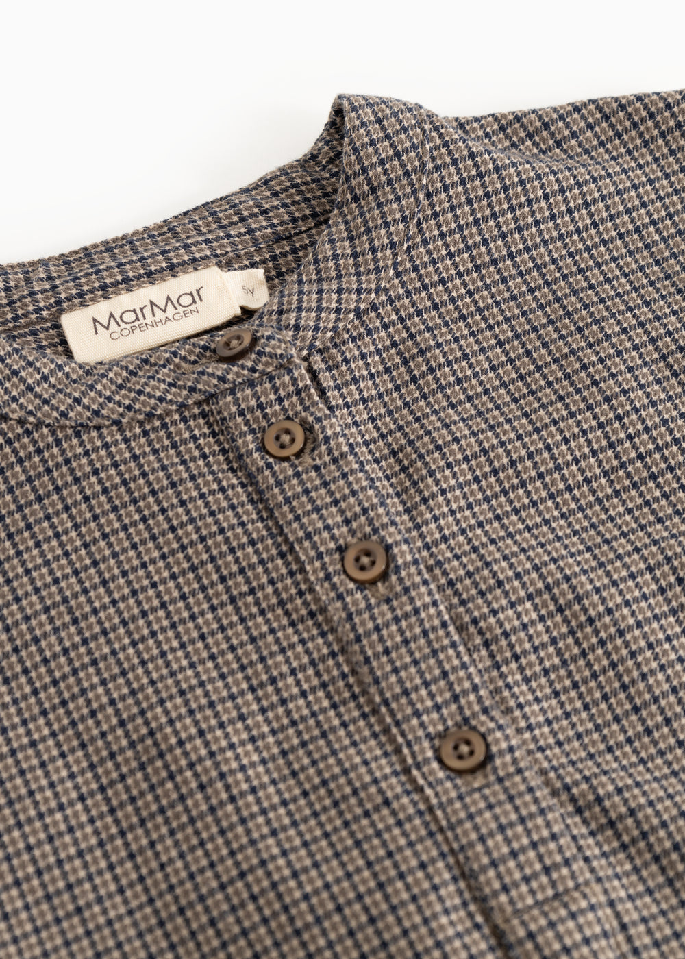 Detail: shirt collar and button placket in houndstooth check