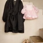 Short dress with long sleeves, V-neck and gathered waist