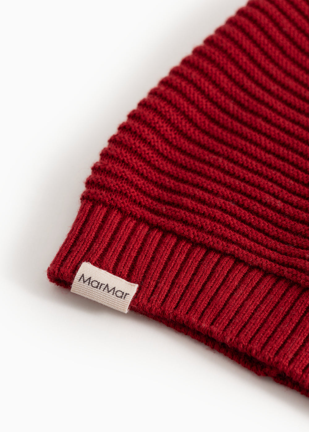Alfen Santa hat: ribbed knit in cherry red with label at the bottom