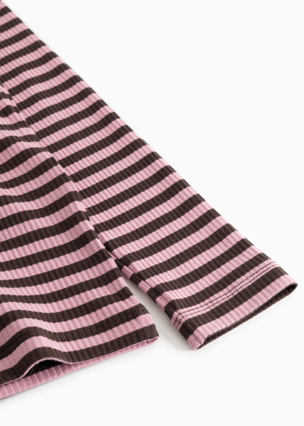 Long-sleeve T-shirt with pink and dark stripes, ribbed cuff and seam.