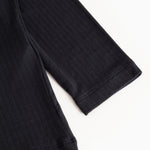 Sort ribbed-sleeve T‑shirt with ribbed texture and cuff.